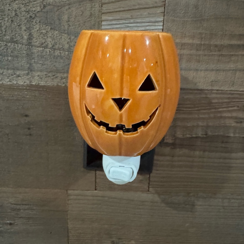 Scentsy Pumpkin Glow Plug-In Warmer